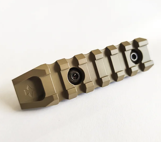 КРУК РЕЙКА ПИКАТИННИ С КРЕПЛЕНИЕМ M-LOK TAN (6 СЛОТОВ, 1 СКОС)