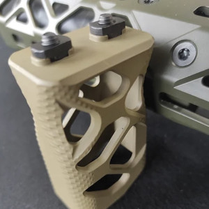 КРУК РУЧКА ПЕРЕНЕСЕННЯ ВОГНЮ СЕРЕДНЯ ІЗ КРІПЛЕННЯМ M-LOK CERAKOTE COYOTE TAN