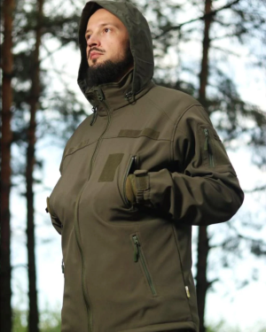 TAILOR КУРТКА SOFTSHELL С ЛИПУЧКАМИ ДЛЯ ШЕВРОНОВ OLIVE 44006301