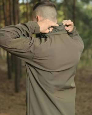 TAILOR КУРТКА SOFTSHELL С ЛИПУЧКАМИ ДЛЯ ШЕВРОНОВ OLIVE 44006301