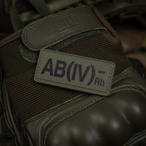 НАШИВКА ГРУППА КРОВИ AB(IV) RH(-) PVC 25Х60 OLIVE