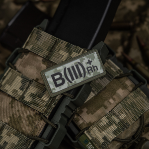 НАШИВКА ГРУПА КРОВІ B(III) RH(+) PVC 25Х60 MM14