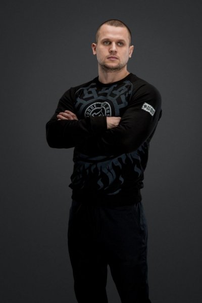 SVASTONE ТОЛСТОВКА БЕЗ КАПЮШОНА SONNE MIT UNS ЧЕРНАЯ